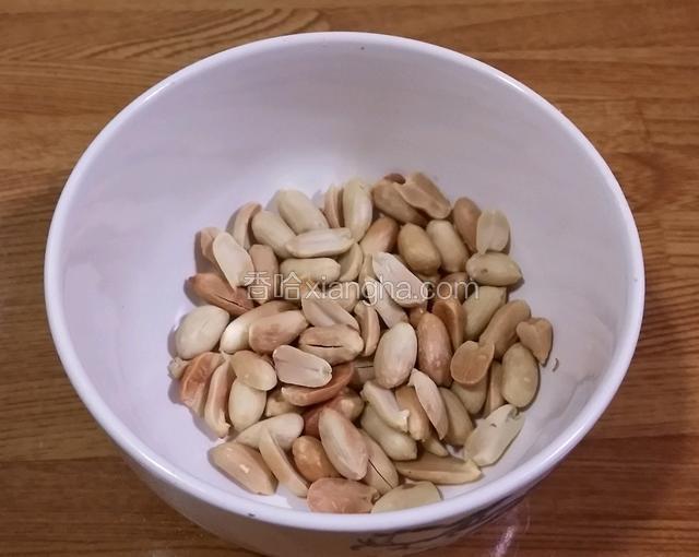 微波炉花生米（我有菜谱的）去红衣备用。