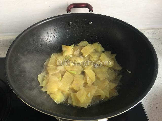 加少许清水炒断生。