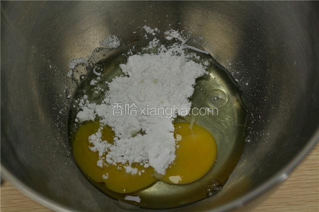 鸡蛋加细砂糖打至起泡。