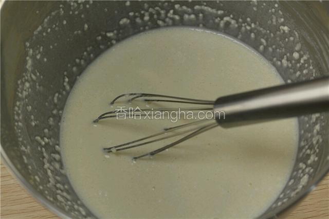 缓缓加入牛奶和淡奶油搅拌均匀。
