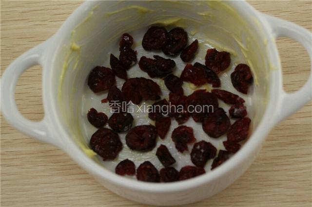 模具涂上大量黄油，再撒一层蔓越莓。