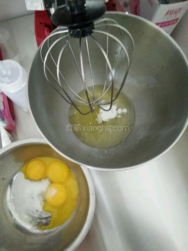 鸡蛋分出蛋白和蛋黄分装两个无水无油容器，我蛋白直接搁打蛋缸里，蛋黄部分加15g糖，蛋白部分加30g糖和4g的塔塔粉（也可用几滴柠檬汁或白醋代替）；