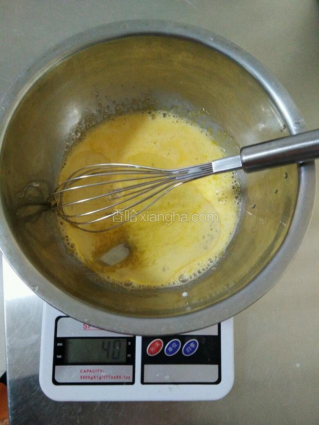 蛋黄部分加牛奶和油搅至糖散，随后倒入咖啡水搅散；
