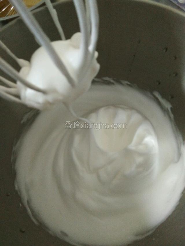 蛋白打至干性发泡，提起时可拉起弯钩状；