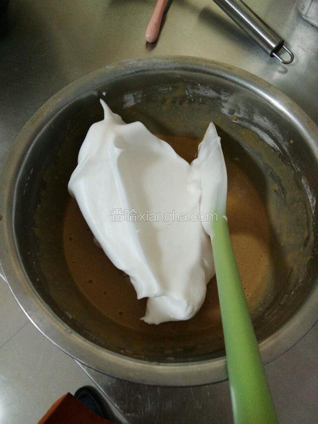 先把1/3的蛋白加至蛋黄糊里搅拌均匀；