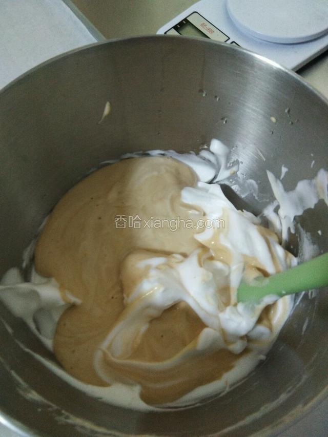 再把所有的蛋白与之一起搅拌均匀；