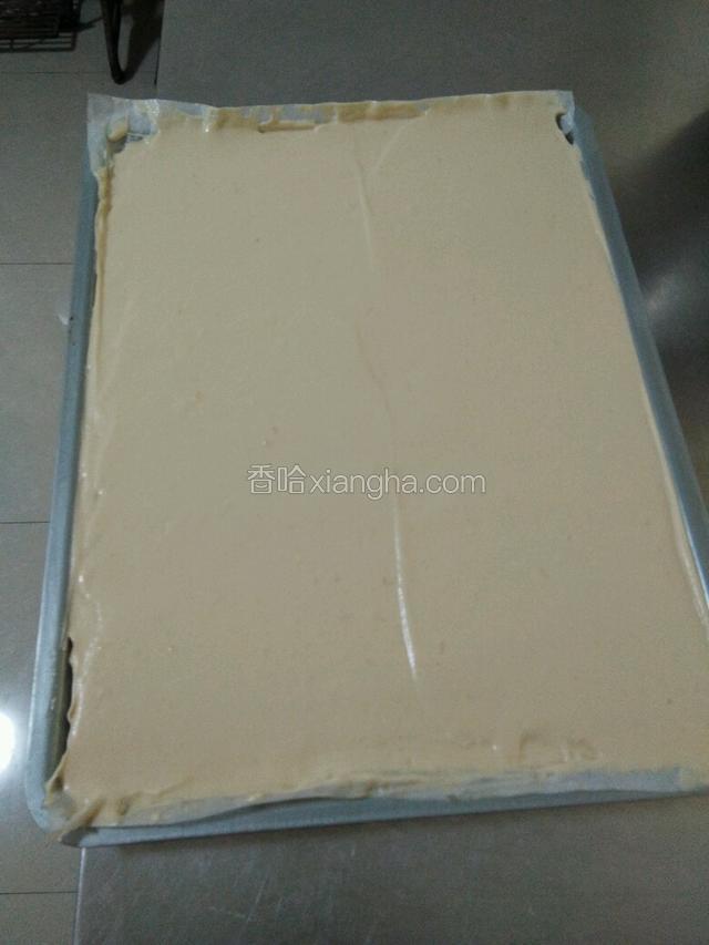 烤箱预热150℃，再把面糊装盘抹平表面；