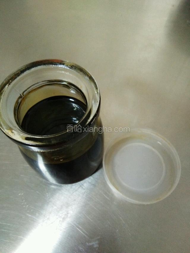 取出焦糖浆，淘宝有卖，我的是自己熬的，100糖50水，中火边煮边搅至颜色变焦黄关火，根据糖浆稠稀度加入少许开水防止硬化，再装在可密封的玻璃容器冷藏。