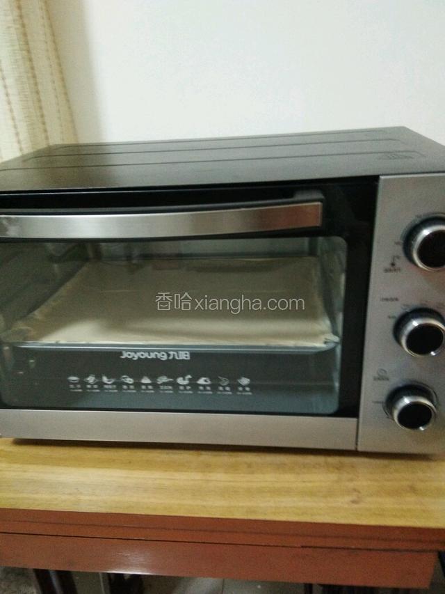 蛋糕盘与桌面平摔几下震出大气泡，放入烤箱中层140℃烤约20分钟，出炉后摔一下脱盘置冷却架放凉；