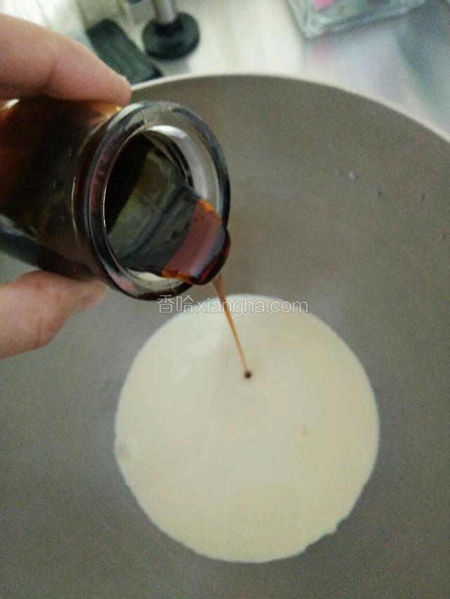焦糖浆可直接倒进奶油一起打发，奶油发硬即可不能太发；