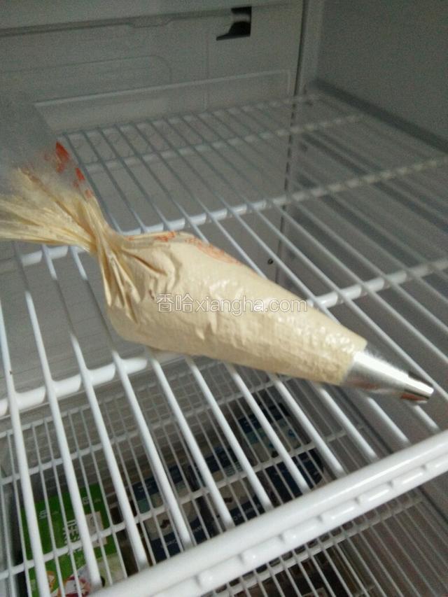 打约100g的打发好的焦糖奶油，装进放了圆形花嘴的裱花袋中，放冰箱冷藏备用；
