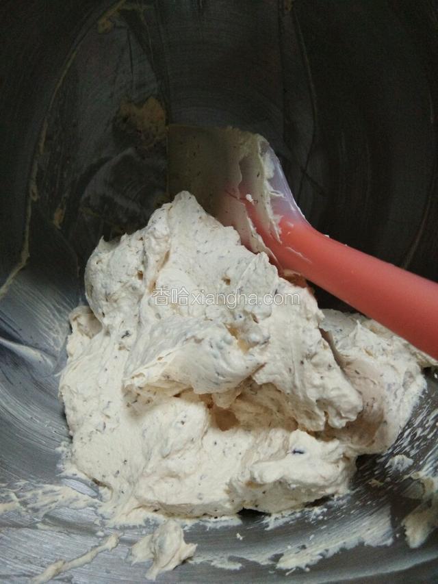 把巧克力碎与剩下的焦糖奶油搅和一起，放冰箱冷藏备用；