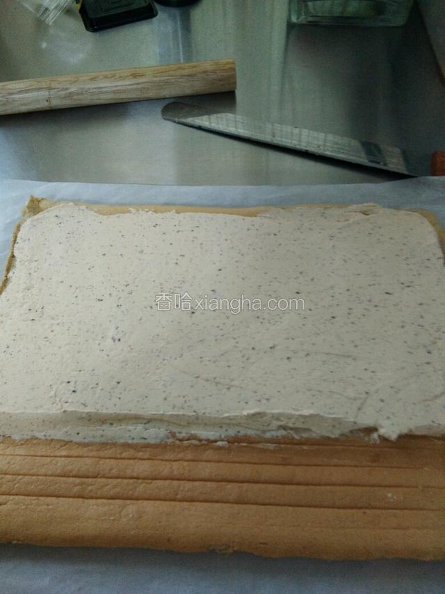 压痕以上抹上拌巧克力碎的焦糖奶油，厚度约在8毫米左右；