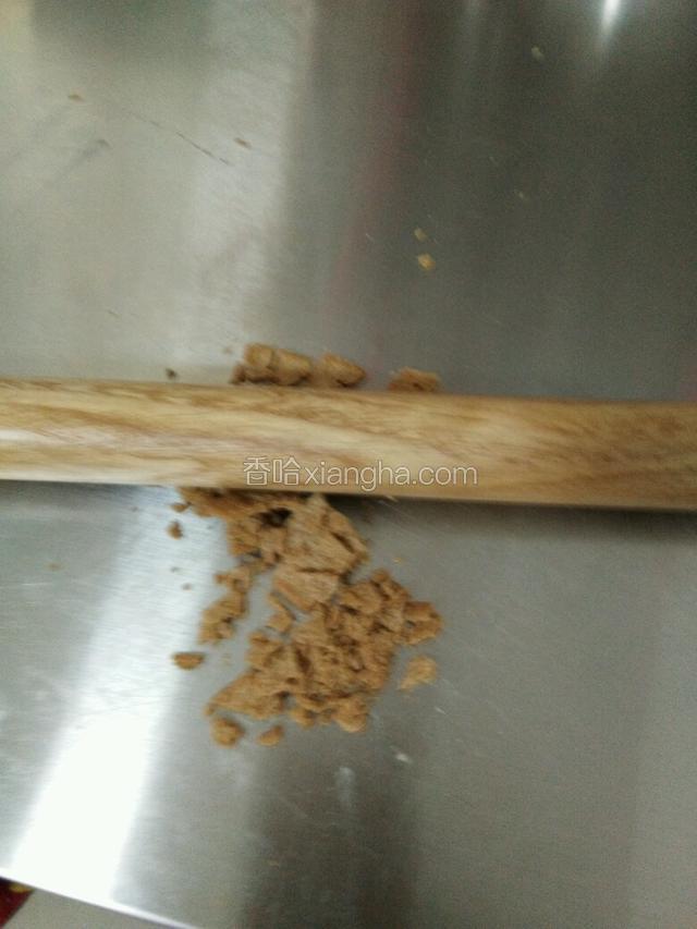 拿出薄饼压碎，也不用刻意压很细；