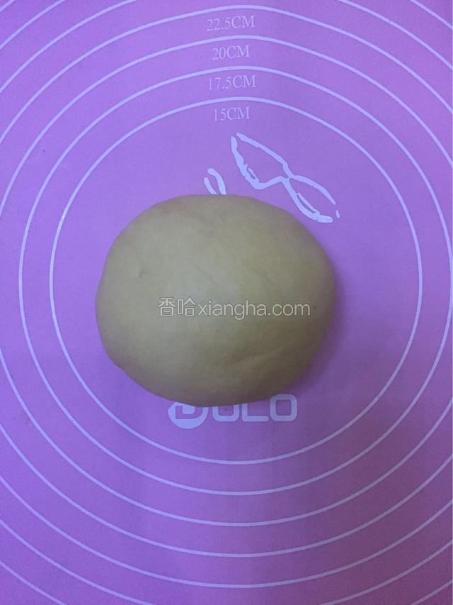 取出揉成光滑面团（不粘手）