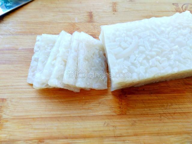 用刀把肉皮切薄片