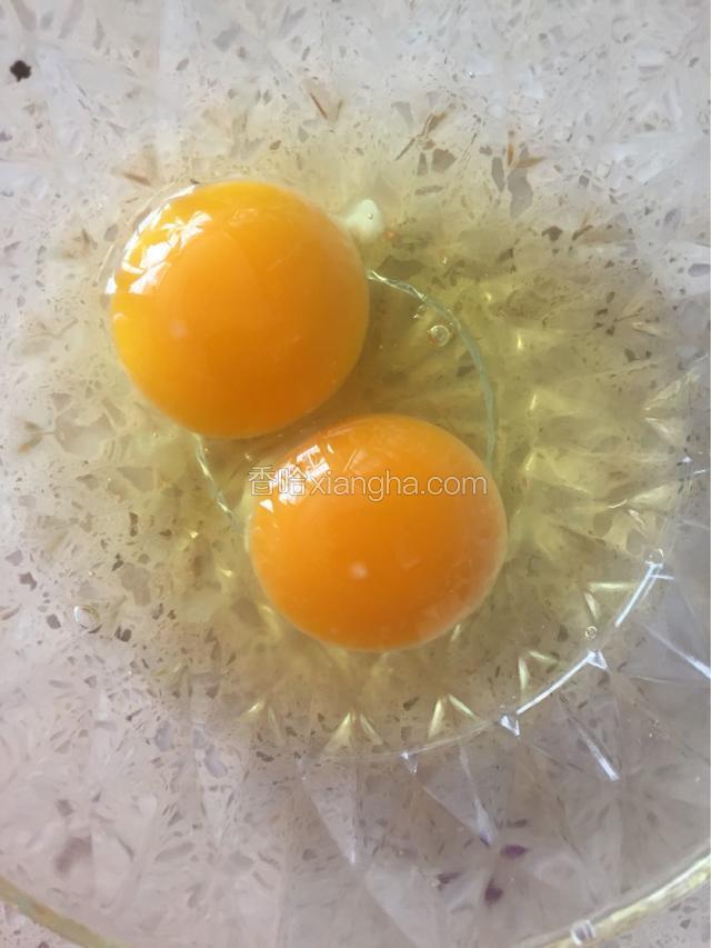 敲入鸡蛋打散（喜欢吃蛋，多放了一个）