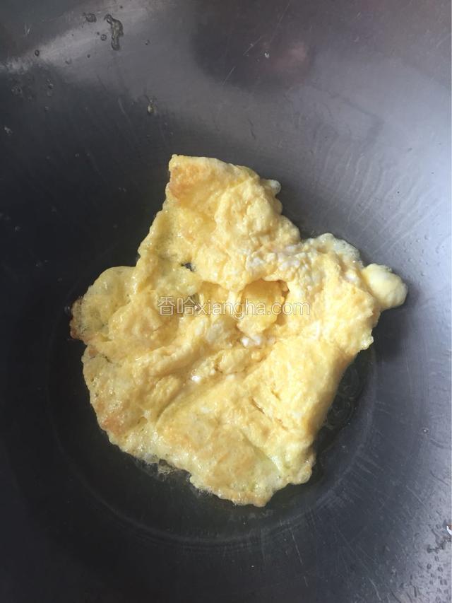 煎蛋好盛起来备用