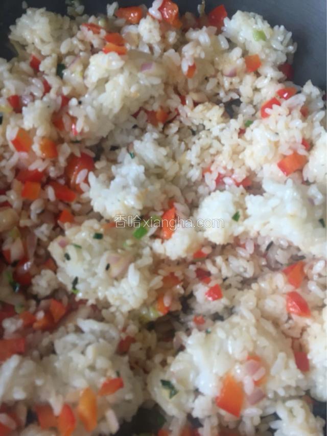 加入米饭，用勺背压平，快速翻炒以免粘锅