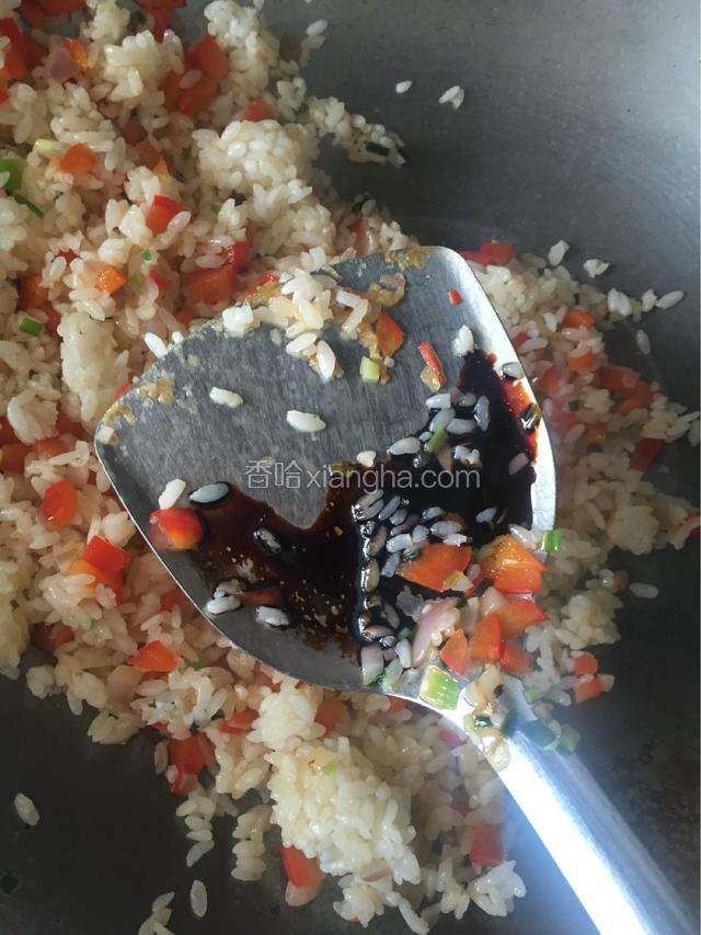 加一点点老抽继续翻炒均匀上色