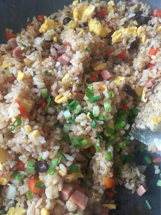 撒上剩下的一点葱花，准备出锅啦