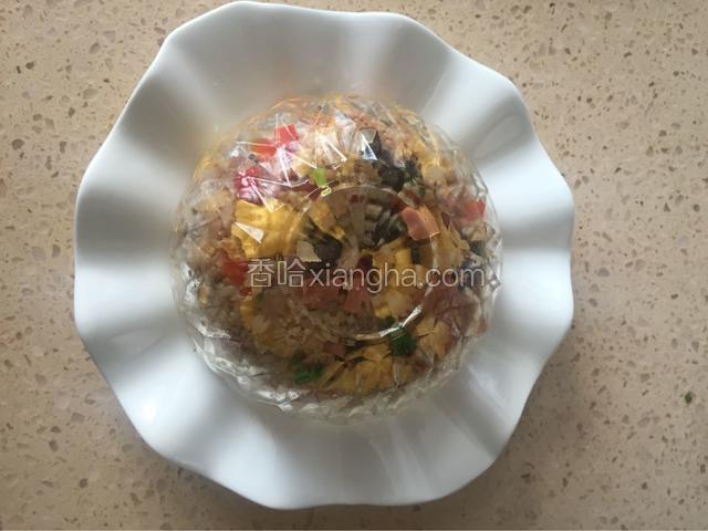 一碗炒饭装好倒扣盘中