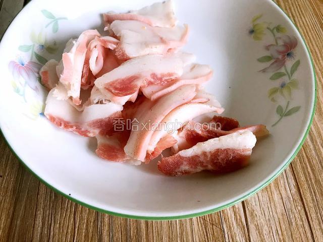 五花肉洗净，切薄片