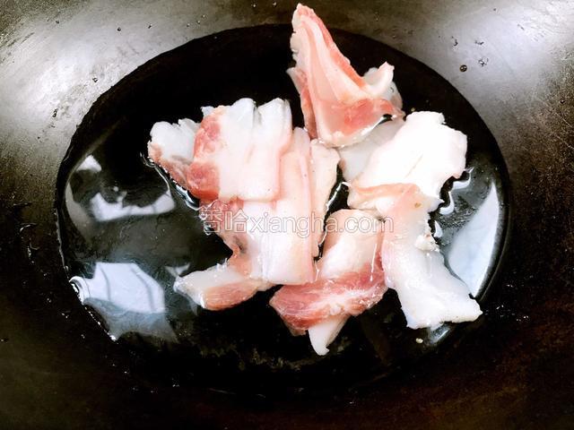冷水下锅，焯去血水