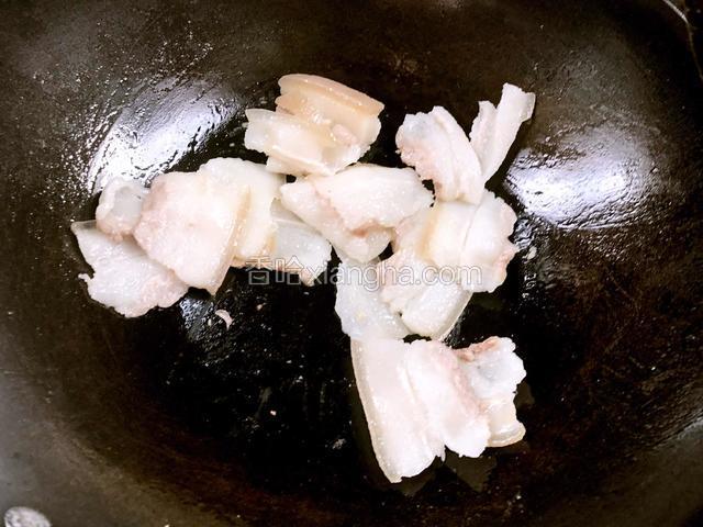 锅置火上，放入五花肉煸炒至出油