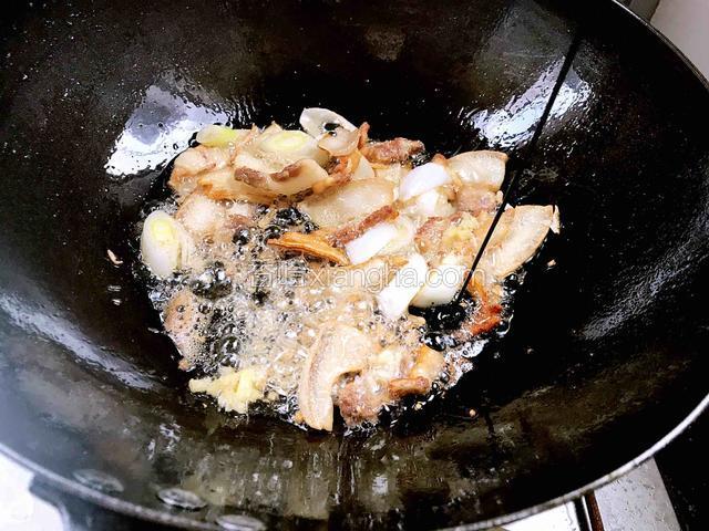 加入酱油，炒匀上色