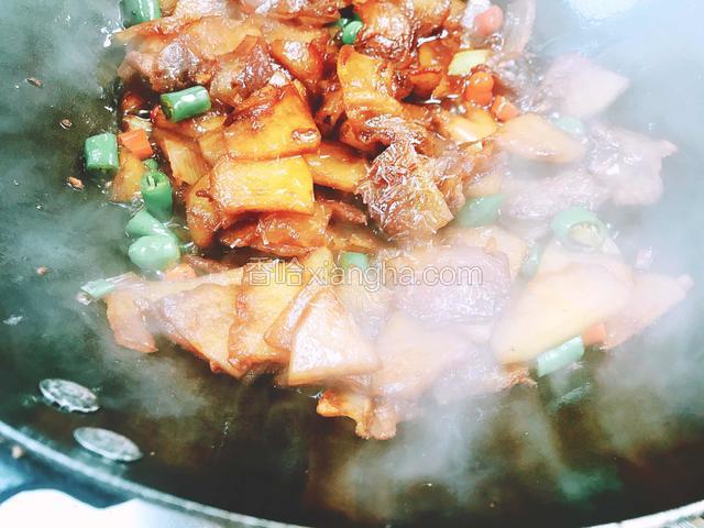 调入盐、味精炒匀入味即可