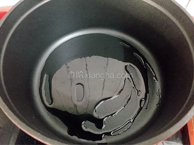 锅中倒入适量的食用油烧热