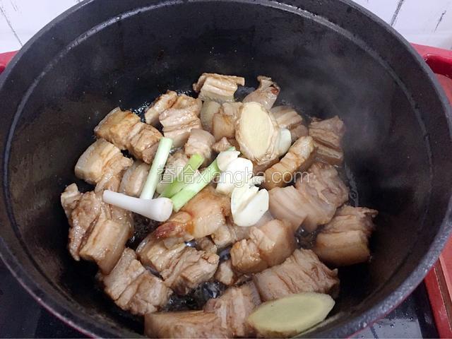 放入葱姜蒜爆香