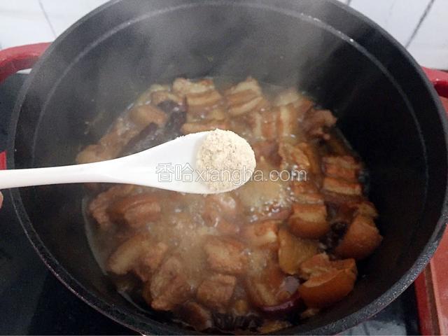 炖至汤汁浓稠肉软糯时加入鸡精