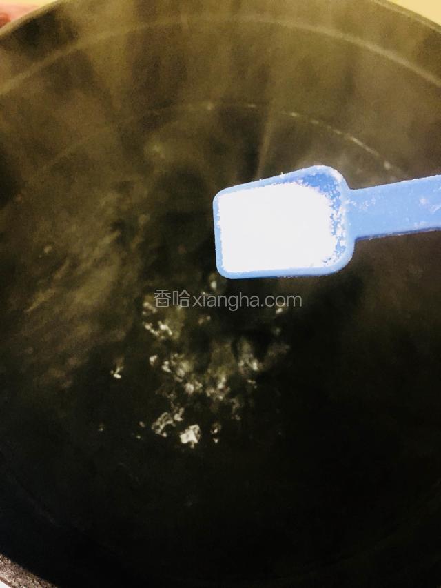 锅中烧开水，放入盐