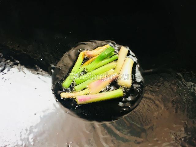煮面的同时，油锅烧热，放入葱白煸香