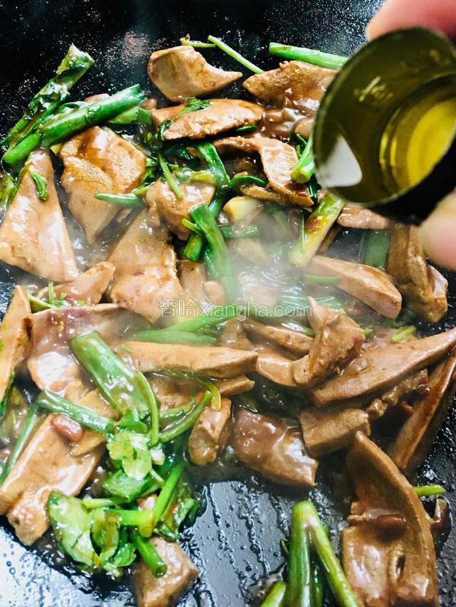 起锅前淋入料酒、撒上孜然粉炒匀即可