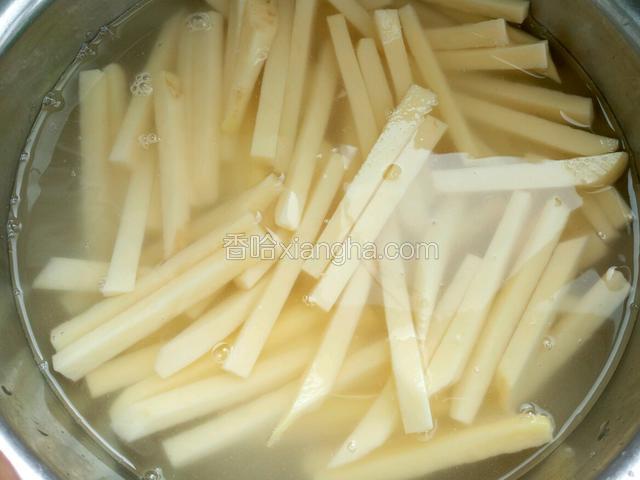放入切好的土豆条 浸泡半个小时 去除多余的淀粉 而且不会氧化变黑