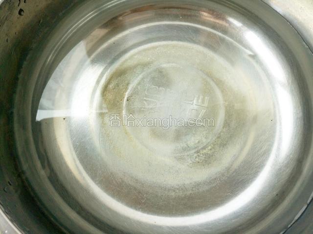 然后锅里烧热水 同时也放少许盐