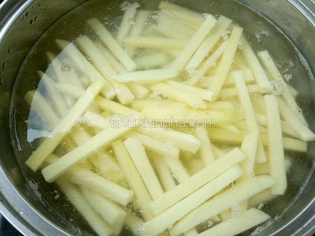 放入土豆条 煮一分钟 稍微变透明就可以 千万别煮过熟
