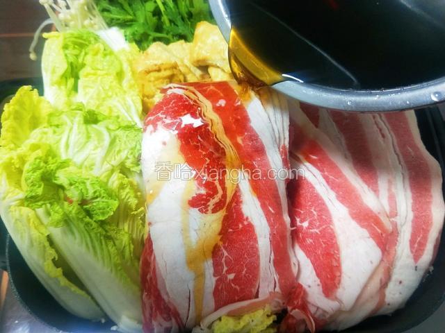 .转至小火，然后将食材放入锅内，白菜豆腐等需要入味的食材铺在最下面。
