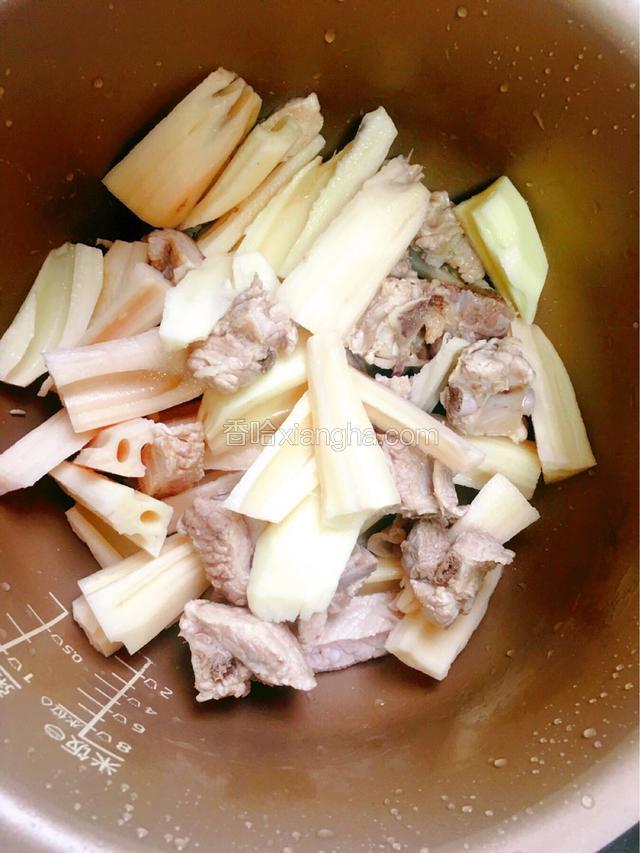 排骨和莲藕洗净放入电饭煲内胆备用