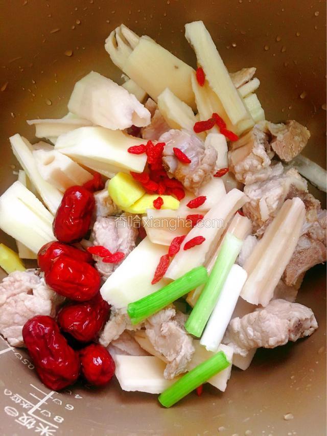 将步骤7的所有材料混入，再加入1汤匙的料酒