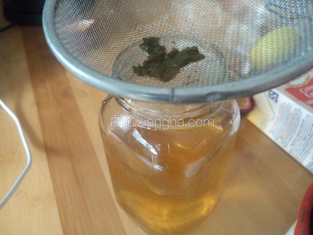 茶水部分就不多做介绍了 热水泡茶   头两泡扔掉 当然如果家里有花可以浇花 第三泡直接过滤进容器里 