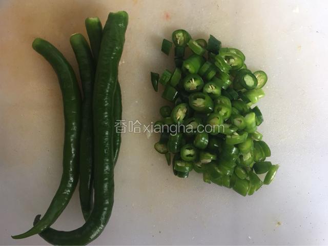 青椒洗净切成圈
