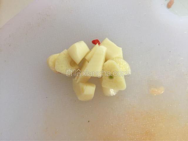 把大蒜切碎备用
