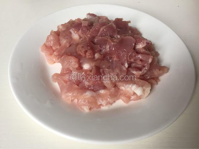 肉切成片状加入料酒，生抽，盐，还有少许的鸡粉调味
