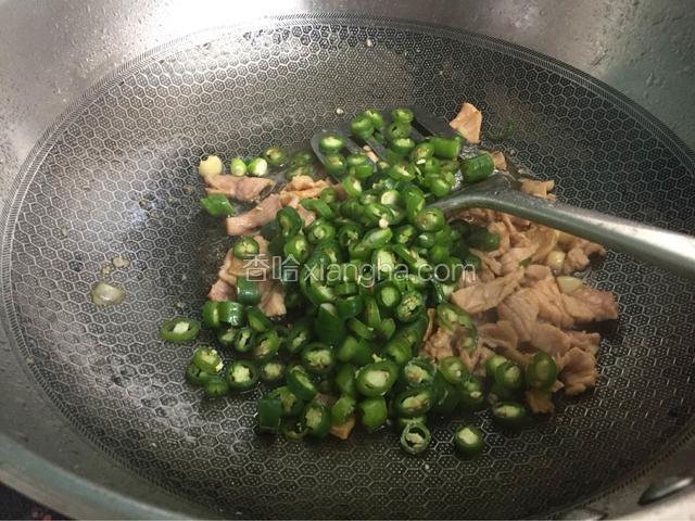 肉片变白时加入青椒
