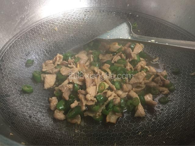 继续翻炒均匀后加入少量清水调汁出锅
