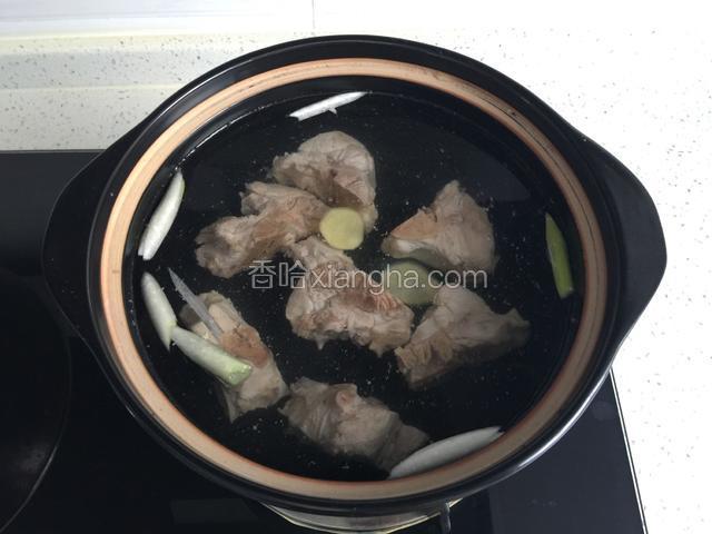 脊骨放入砂锅中加入清水，放葱段，蒜片，滴几滴白醋，大火烧开，转小火慢炖40分钟。